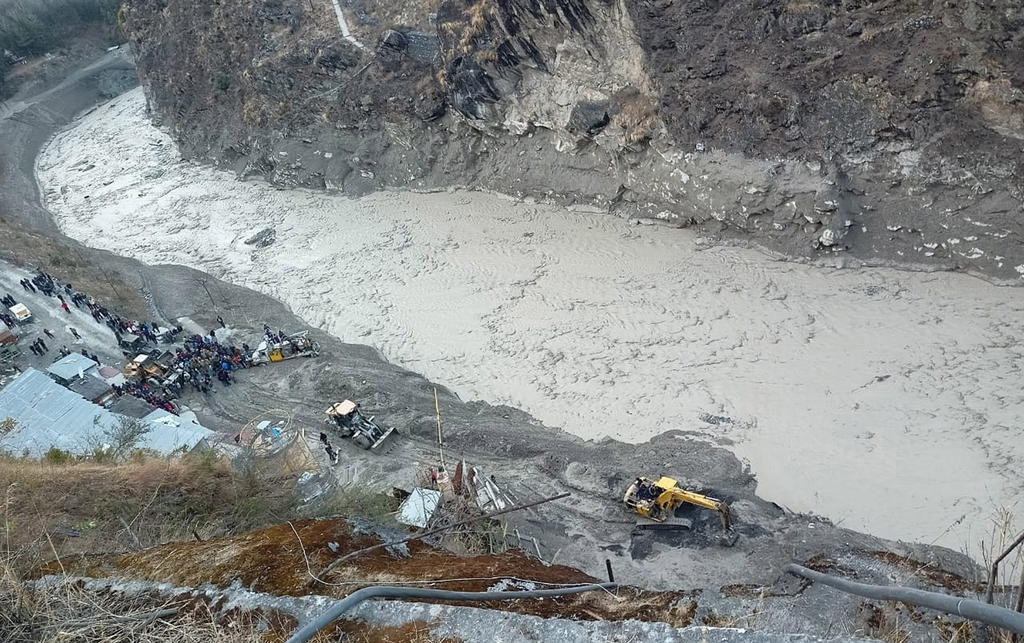 Al menos nueve personas murieron y unas 150 se encuentran desaparecidas después de que una gran avalancha de agua y lodo golpeó este domingo una zona montañosa en el norte de la India, destruyendo o dañando seriamente a su paso dos centrales hidroeléctricas en construcción y otras infraestructuras. (EFE)