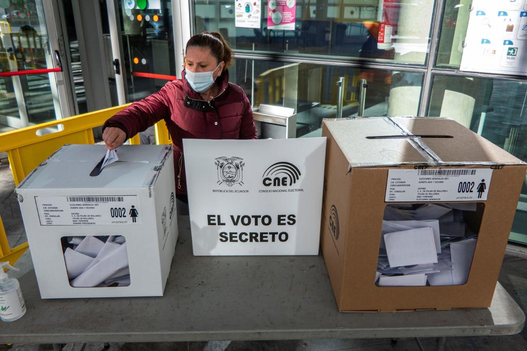 La jornada electoral en Ecuador arrancó este domingo con algunos retrasos y largas filas en torno a los colegios y centros de votación en Quito y Guayaquil, donde los votantes aguardaban para sufragar siguiendo los protocolos de bioseguridad establecidos por la COVID-19. (EFE)