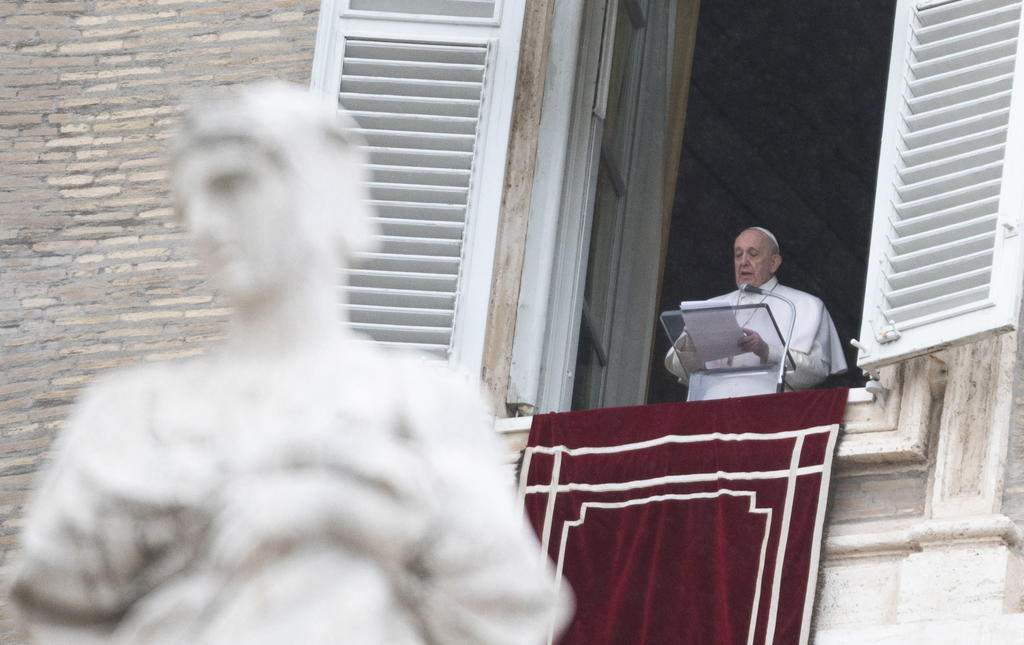Con una amplia sonrisa, el pontífice apareció en el balcón del Palacio Apostólico y saludó a unas 200 personas que se hallaban distanciadas abajo. (EFE)