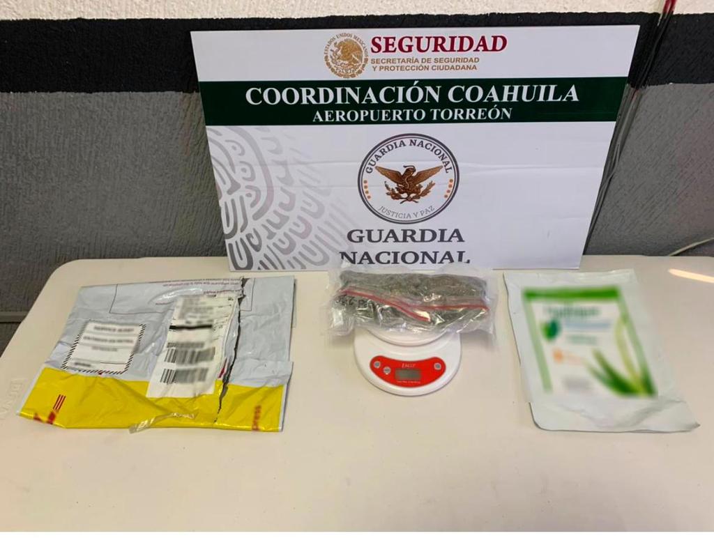 Un ejemplar canino modificó su conducta al olfatear los paquetes y alertó sobre la droga a los elementos, la cual tenía como remitente un domicilio ubicado en la Ciudad de México. (CORTESÍA)