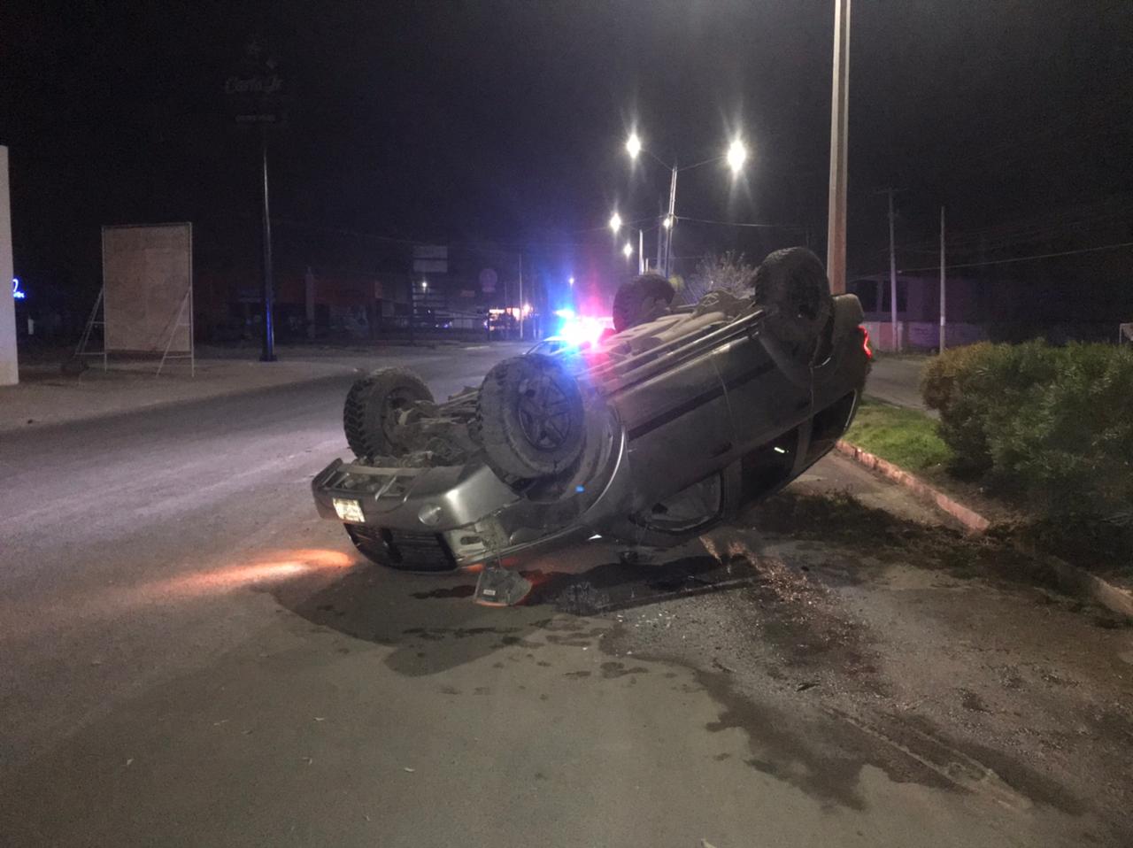 Abandona su vehículo en Torreón tras volcadura