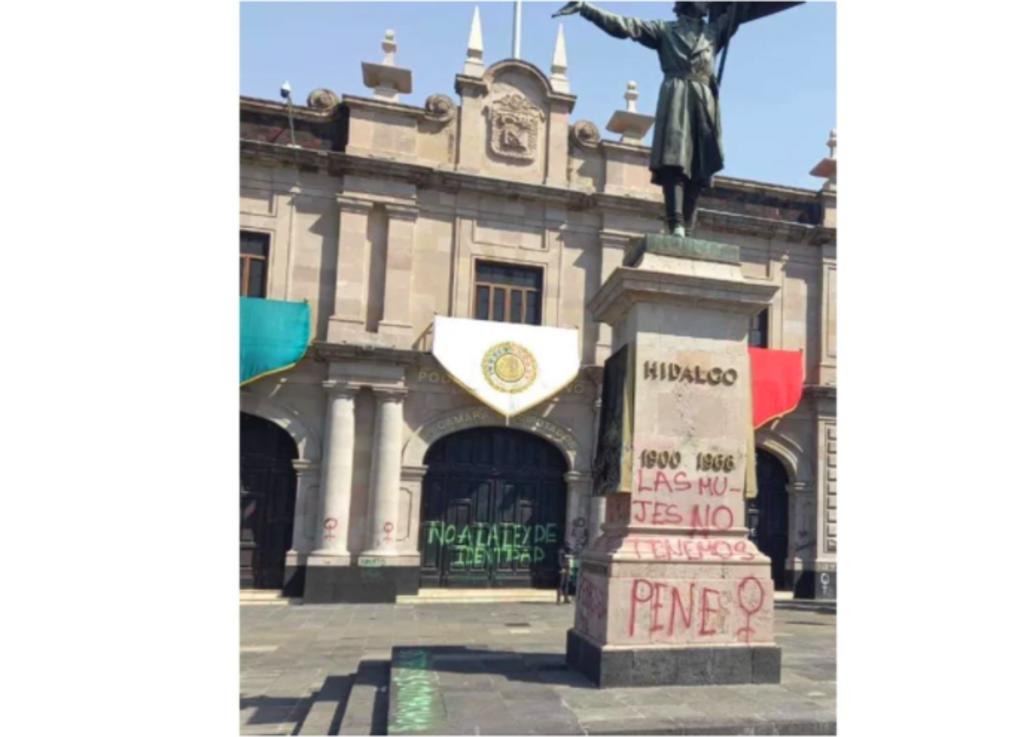 Un grupo de mujeres, presuntamente anarquistas que se oponen a la inclusión de integrantes de la comunidad LGBT a la Ley de Equidad de Género, destrozaron los cristales de la Cámara de Diputados del Estado de México. (ESPECIAL)