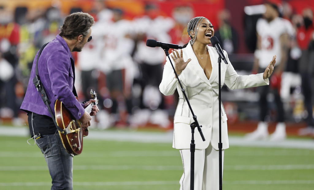 Aunque la gente respondió con emojis de incredulidad ante el anuncio de la NFL sobre que la artista R&B Jazmine Sullivan y el cantante country Eric Church sumarían fuerzas para interpretar el himno nacional en el Super Bowl, el dúo demostró por qué son astros ganadores de múltiples Grammy por derecho propio, (Especial) 