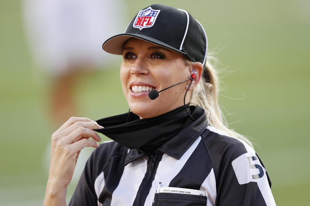 Esta tarde en la edición 55 del Super Bowl una mujer de 47 años hizo historia. Se trata de Sarah Thomas, la primera árbitro en pitar  un partido de Súper Tazón.  (Agencias) 
