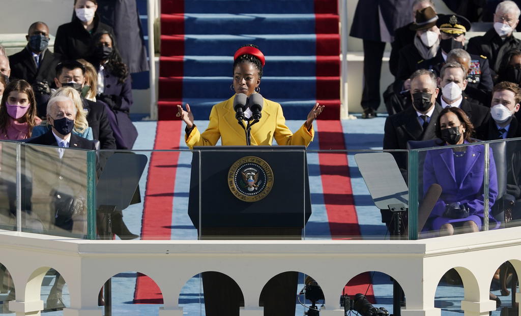Amanda Gorman, la poeta de 22 años que causó sensación en Estados Unidos en la ceremonia de investidura del presidente Joseph Biden el mes pasado, volvió a quedar bajo los reflectores en uno de los escenarios más grandes del país, el Super Bowl. (Especial) 