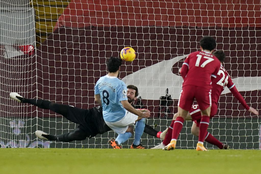 Ilkay Gundogan anota el primer gol del Manchester City, en la victoria de su equipo 4-1 sobre Liverpool. (AP)