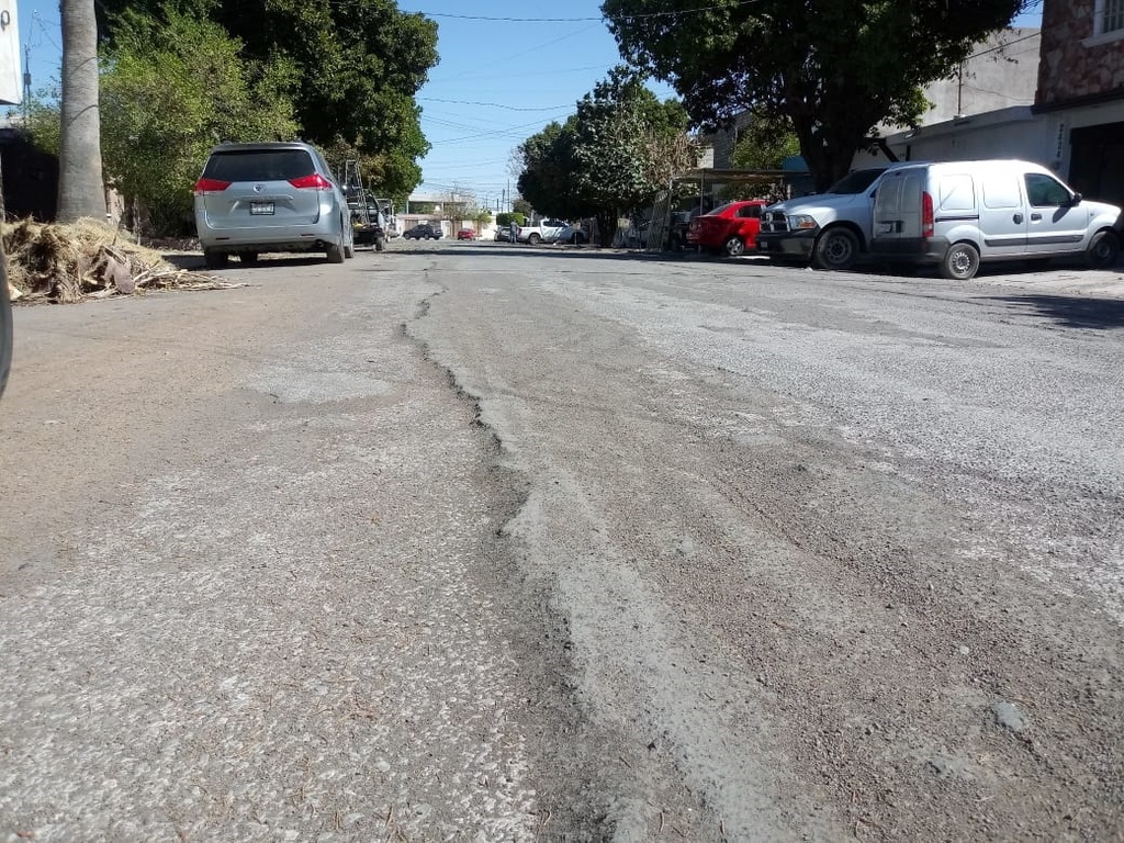Muchas de las calles en el tercer y cuarto cuadro de la ciudad presentan daños en el pavimento. (PRIMITIVO GONZÁLEZ)