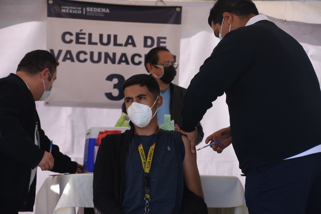 Luego de recibir la vacuna contra el COVID-19, los trabajadores de la salud permanecen en observación durante 30 minutos. (ARCHIVO)
