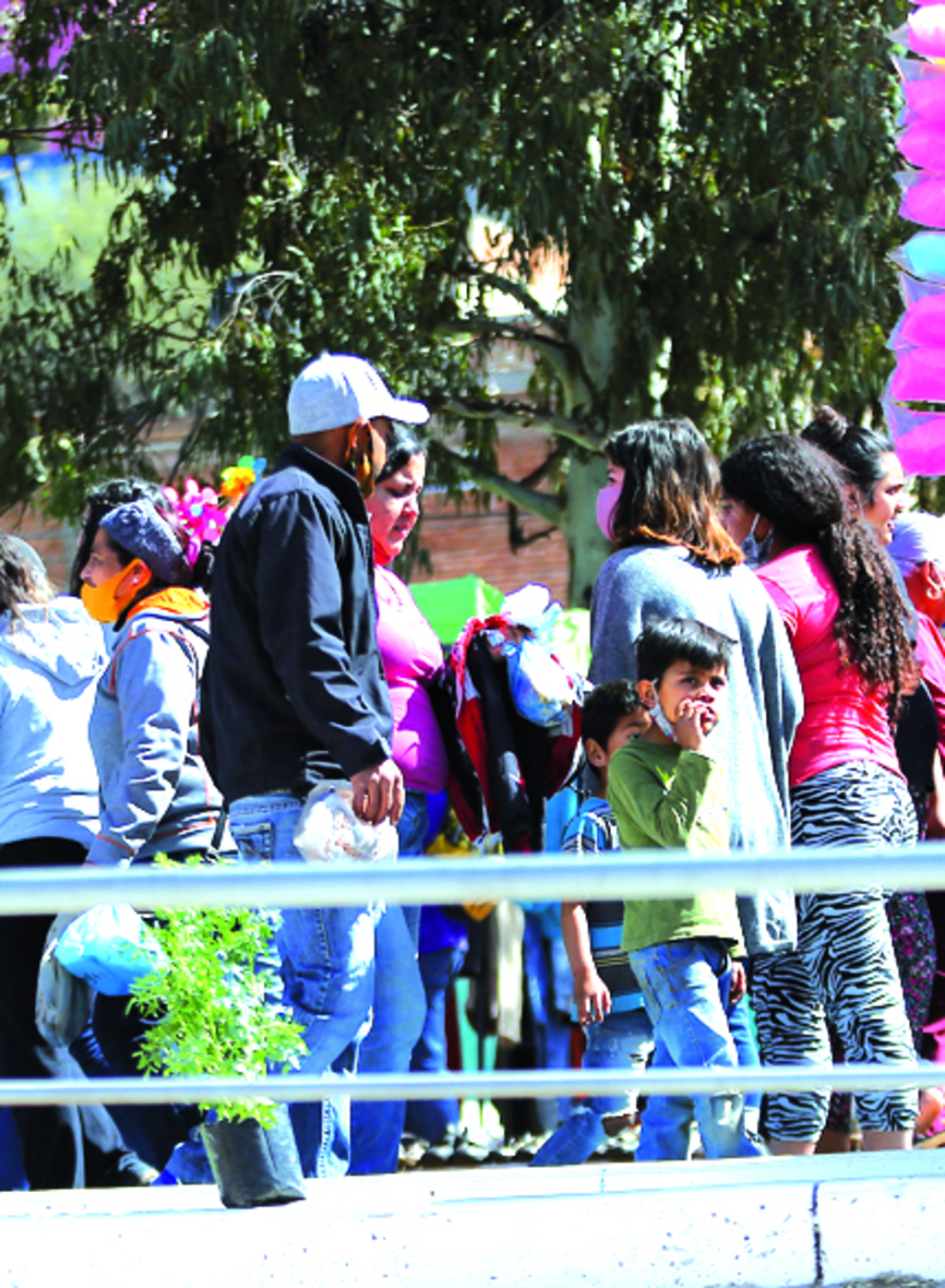 Durante este domingo se apreció una gran afluencia de personas, incluyendo a adultos mayores y niños, al tianguis de la explanada del Santuario. (EL SIGLO DE TORREÓN) 
