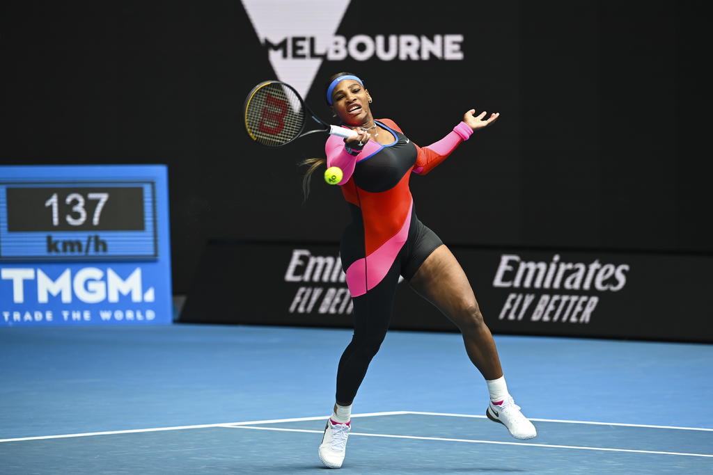 Serena Williams no tuvo problemas para librar la primera ronda y dejó en claro que buscará la corona. (EFE)