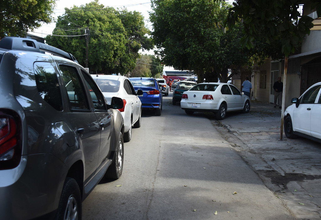 Las grandes filas de automóviles en muchas de las ocasiones obstaculizan la salida de los vehículos de los vecinos en los alrededores. (JESÚS GALINDO)