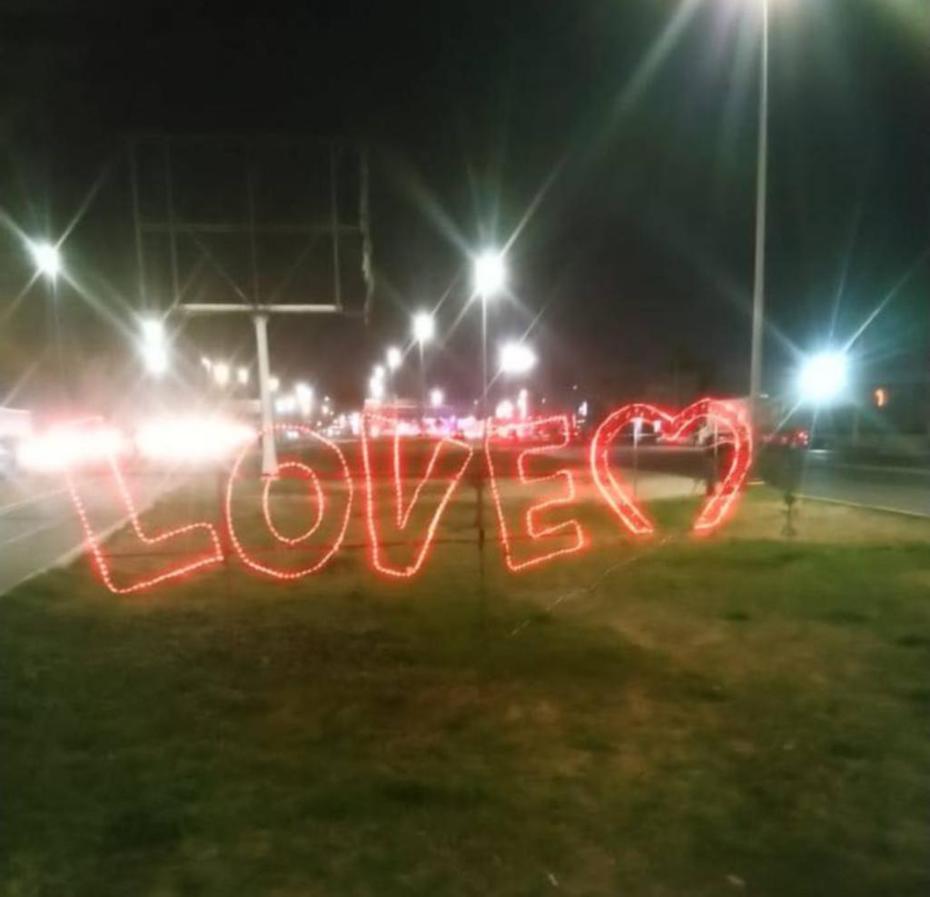 Se instalaron estructuras iluminadas y letreros alusivos al Día del Amor y la Amistad.