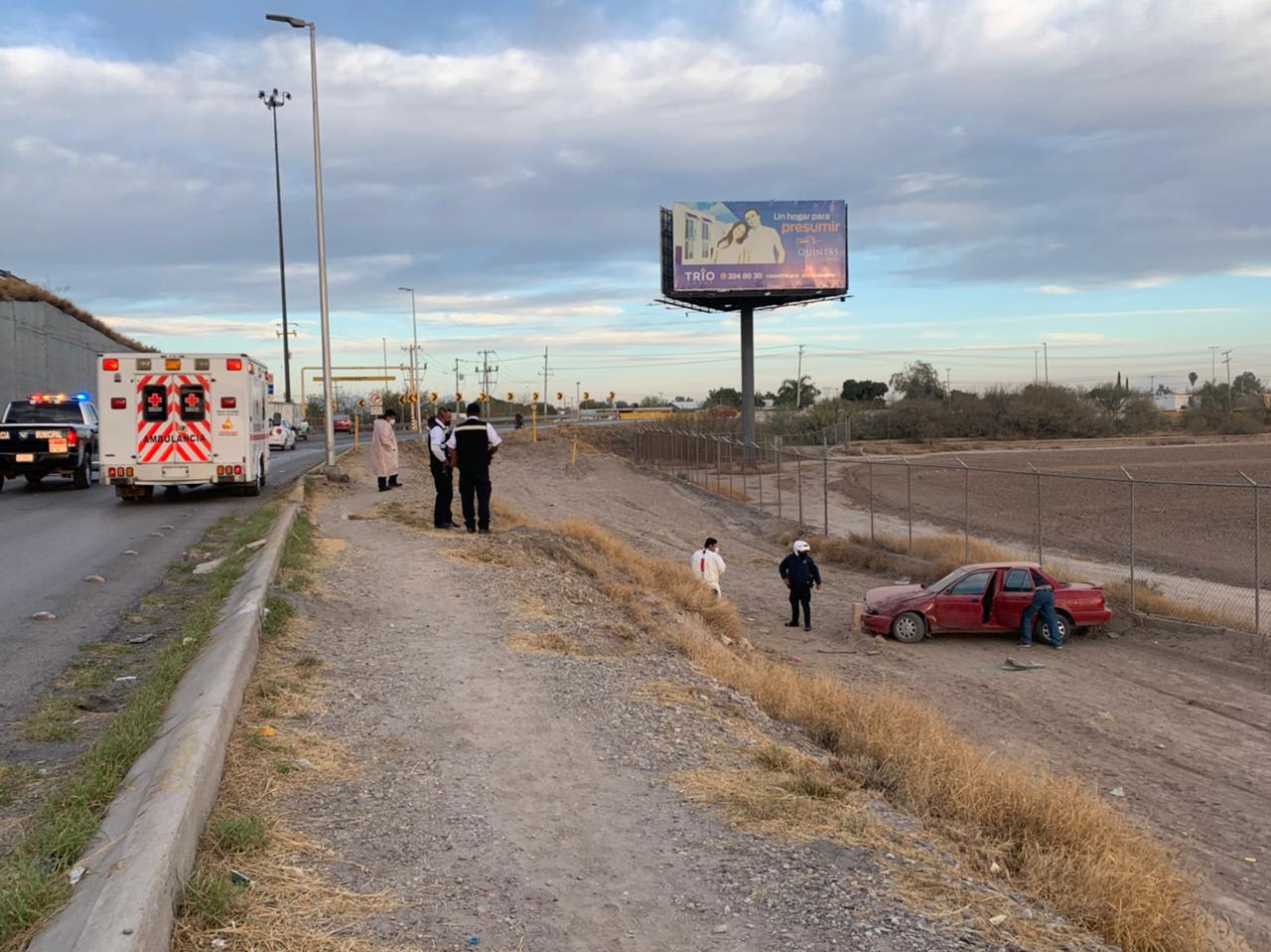 Vuelca vehículo en Torreón sobre el periférico; hay un lesionado