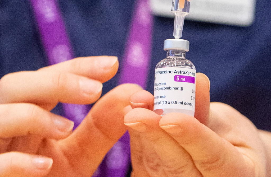 La Organización Mundial de la Salud (OMS) tomará en breve una decisión sobre el uso de emergencia de la vacuna contra la COVID-19 de AstraZeneca, en torno a la que hay preocupación por la escasa eficacia que tendría contra una variante del coronavirus detectada inicialmente en Sudáfrica. (ARCHIVO) 
