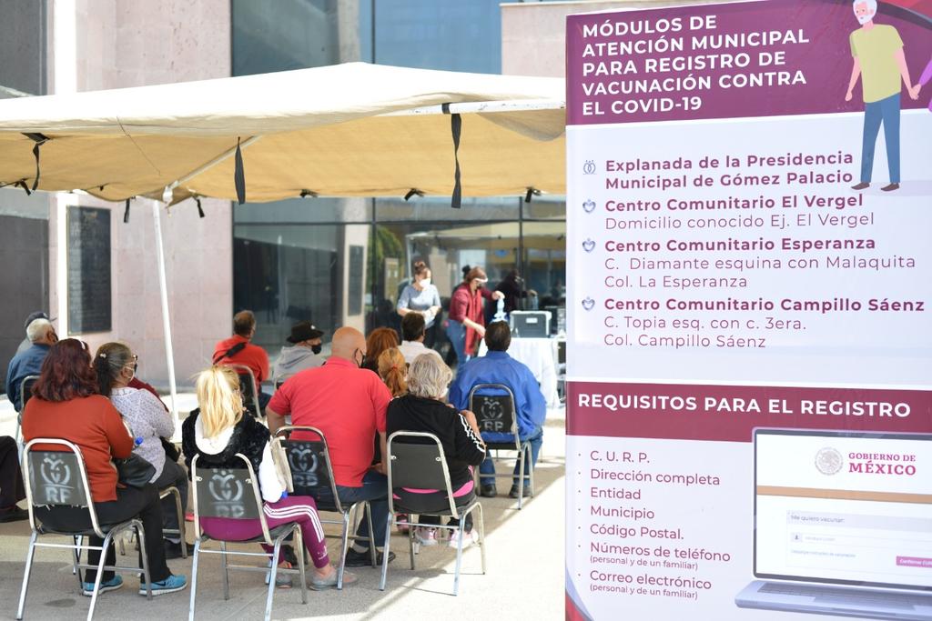 Este lunes abrieron los cuatro módulos especiales de registro con el propósito de facilitar a los adultos mayores la inscripción para la próxima aplicación de la vacuna contra el COVID-19, operados por personal del Sistema para el Desarrollo Integral de la Familia (DIF) Gómez Palacio. (DIANA GONZÁLEZ)