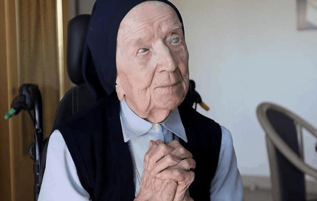 La hermana André no se mostró con temor hacia la enfermedad, pero temía por la salud de los otros residentes del hogar para ancianos donde vive en Francia (ESPECIAL) 