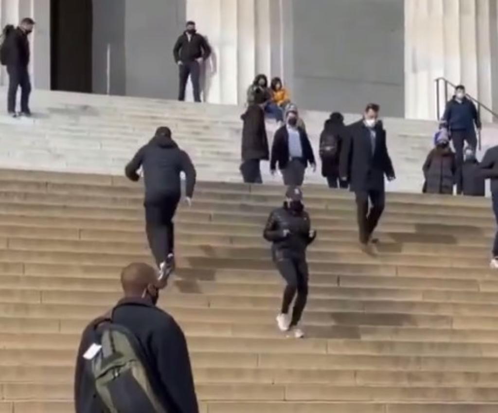 Este martes por la mañana, la vicepresidenta de los Estados Unidos, Kamala Harris fue captada ejercitándose en las escaleras del Lincoln Memorial en Washington, D.C entre decenas de turistas. (Especial) 
