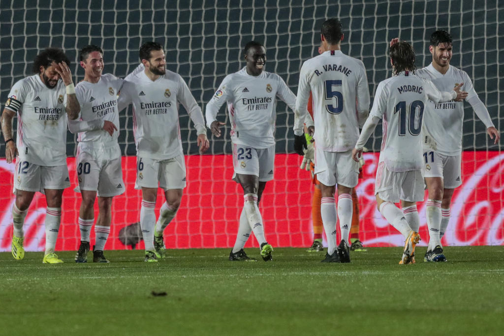 La combinación francesa de Karim Benzema y Ferland Mendy sacó la cara en momentos de apuro para que un Real Madrid diezmado por las lesiones mantuviera vivos los anhelos de pelear por La Liga de España. (AP)
