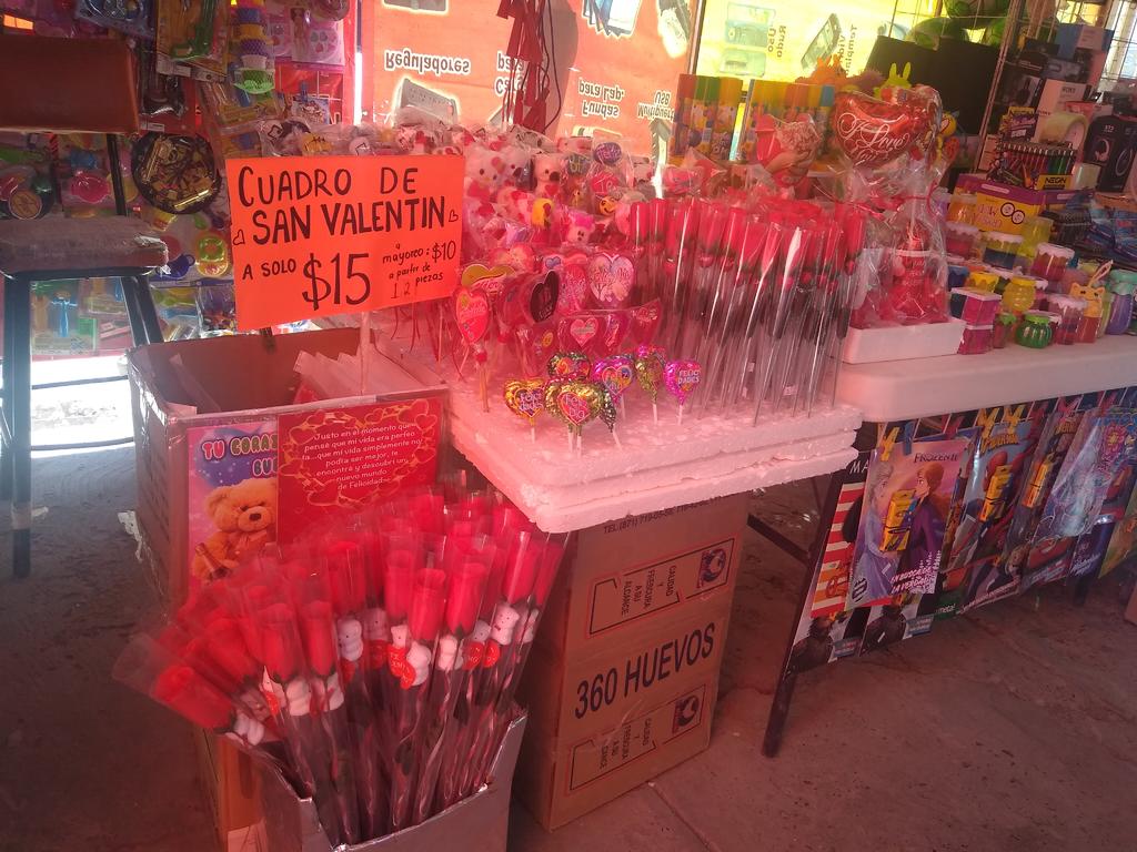 Aún y que faltan pocos días para la celebración del Día de los Enamorados, hay poco “movimiento” el centro de Madero, de comerciantes que ofrecen productos alusivos a la fecha. (MARY VÁZQUEZ)