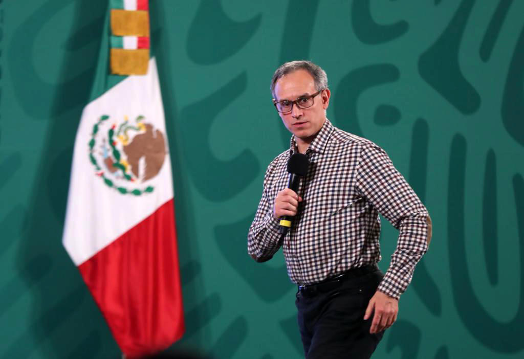 Desde Palacio Nacional, el subsecretario de Prevención y Promoción de la Salud, Hugo López-Gatell, aseguró que en la página oficial de coronavirus sí se recomienda usar el cubrebocas para prevenir la propagación del virus. (ARCHIVO)