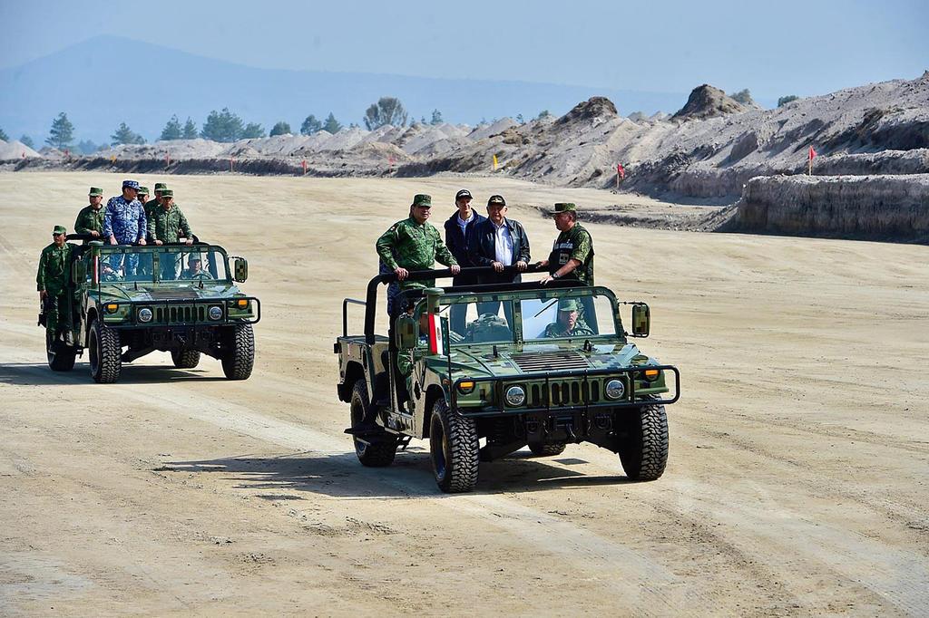 Este miércoles el Ejército y la Fuerza Aérea Mexicanos estrenarán la nueva Base Aérea Militar (BAM) Número 1, considerada moderna, funcional y eficiente por la Secretaría de la Defensa Nacional (Sedena). Aledaña al 'Aeropuerto Internacional Felipe Ángeles', en Santa Lucía, la instalación cuenta con una torre de control para las operaciones aéreas militares, un auditorio, un comedor, una terminal militar de pasajeros, instalaciones para los servicios de salvamento y extinción de incendios, un complejo logístico, 11 hangares para las unidades de aviones y helicópteros y un hangar de acopio. (ARCHIVO)