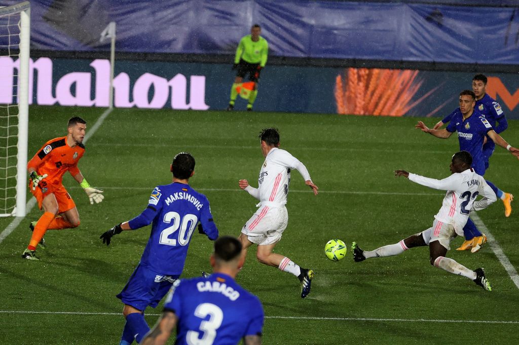 Ferland Mendy remata para marcar el segundo gol del Madrid, en la victoria 2-0 sobre Getafe. (EFE)