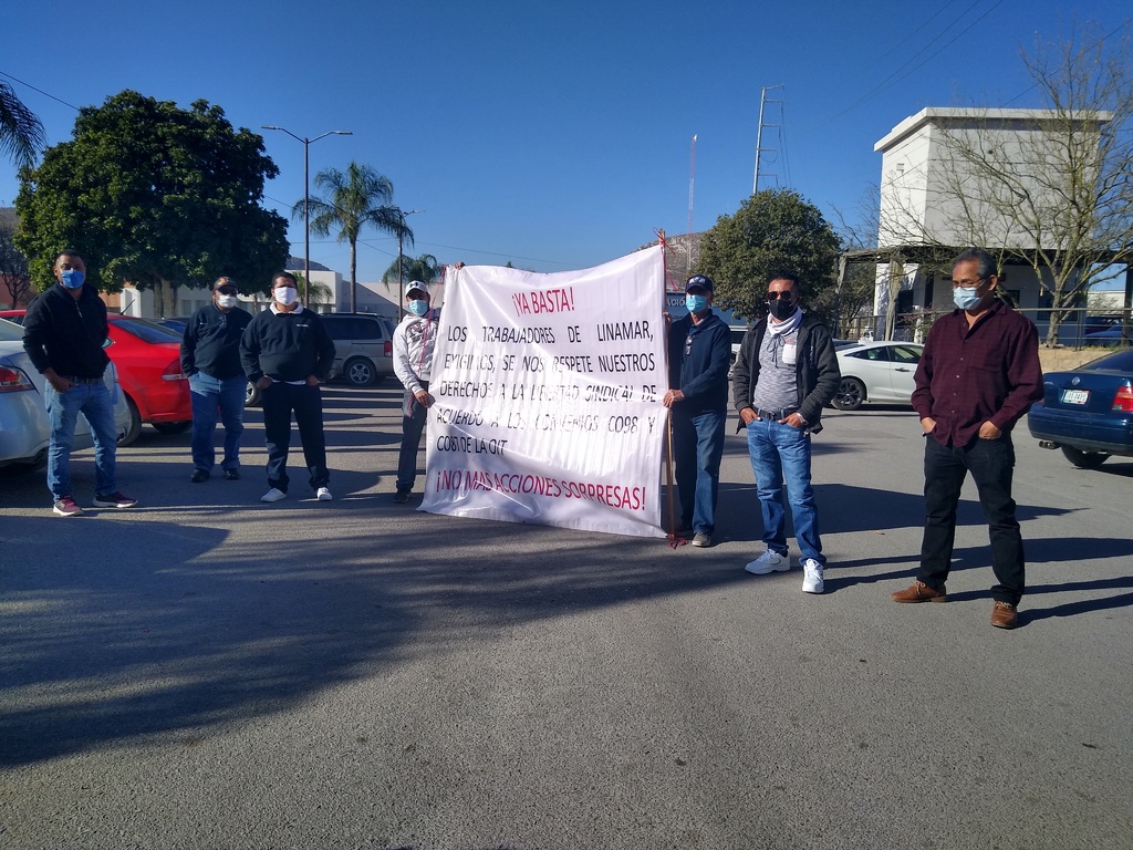 Un grupo de trabajadores de Linamar decidió acudir a la Junta Local de Conciliación y Arbitraje a manifestar su inconformidad.