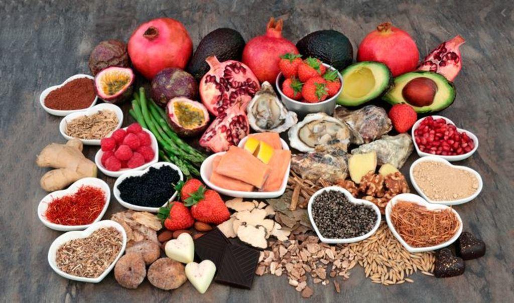 Comer a menudo está asociado con experiencias que estimulan los sentidos, para algunas personas, la comida les genera felicidad o alguna emoción agradable. Esto se debe a las sustancias que segrega el cerebro, que están relacionadas al placer que se experimenta al ingerir algún alimento: como el chocolate, frutos rojos u ostiones. Al percibir estas sensaciones agradables se liberan sustancias como: la dopamina, serotonina y oxitocina también llamada la hormona del amor. (ESPECIAL) 