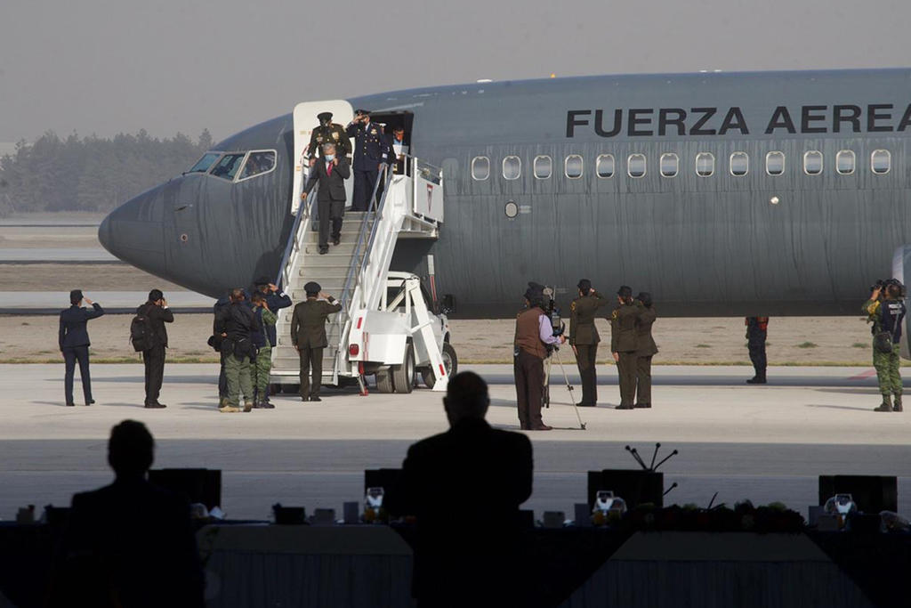 López Obrador tomó un avión en el Aeropuerto Internacional de la Ciudad de México y bajó en las nuevas pistas de la Base Aérea Militar 'Felipe Ángeles' en el Estado de México. (EL UNIVERSAL)