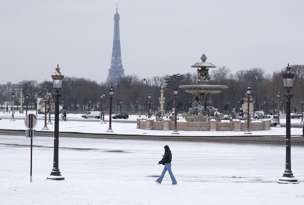 Operarios de la Torre Eiffel emplearon sopletes para derretir el hielo que se acumulaba en el emblemático edificio de París mientras la nieve seguía bloqueando carreteras y suspendiendo el servicio de trenes y autobuses escolares en el norte de Francia. (EFE)