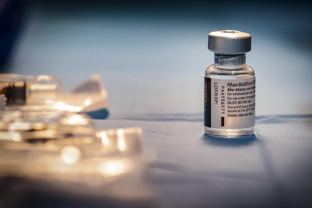 Las vacunas de Moderna y Pfizer-BioNTech son 'ligeramente menos eficaces' contra algunas de las variantes del SARS-CoV-2, en concreto las aparecidas en Reino Unido y Sudáfrica, por lo que podría ser necesario actualizarlas periódicamente para evitar una posible pérdida de eficacia clínica. (EFE) 
