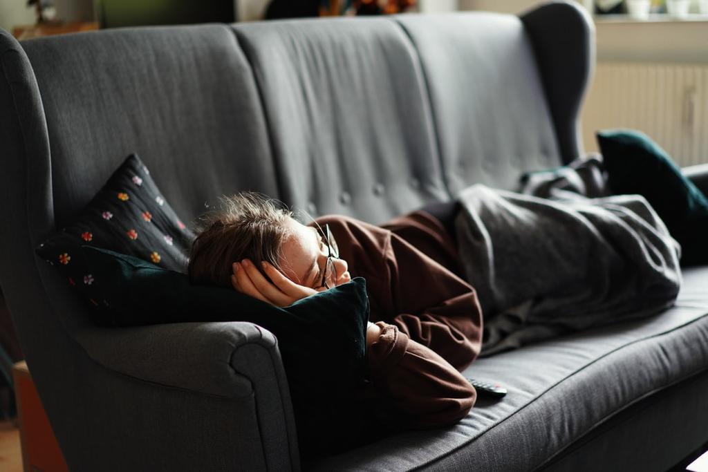 Hay personas que después de comer sienten una necesidad imperiosa de descansar y otras, aun teniendo la oportunidad, no. Ahora, un nuevo estudio publicado en la revista Nature Communications constata que la frecuencia con la que las personas duermen la siesta está en parte regulada por sus genes. (Especial) 
