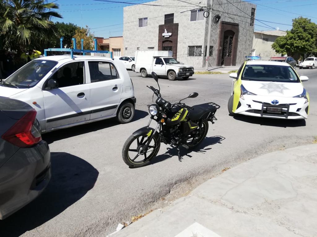 Los primeros peritajes indicaron que un automóvil Dodge Atos, color blanco, se desplazaba de norte a sur por la calle Eugenio Aguirre Benavides.
(EL SIGLO DE TORREÓN