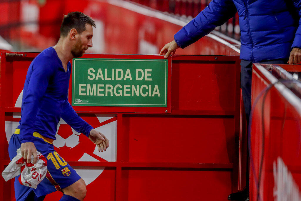 El Sevilla se aprovechó de una actuación discreta de Lionel Messi y le amargó el partido número 900 en su carrera, al imponerse el miércoles 2-0 al Barcelona en la ida de las semifinales de la Copa del Rey. (AP)