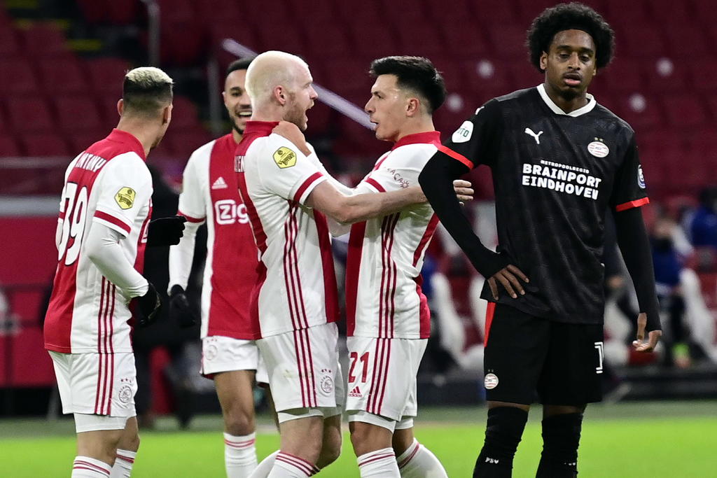 Un doblete de Sébastien Haller en la primera parte le fue suficiente al Ajax para pasar por encima del PSV Eindhoven en los cuartos de final de la Copa de Holanda y eliminarlo, en un encuentro en el que el primer tanto de los locales nació de las botas de Lisandro Martínez. (EFE)
 