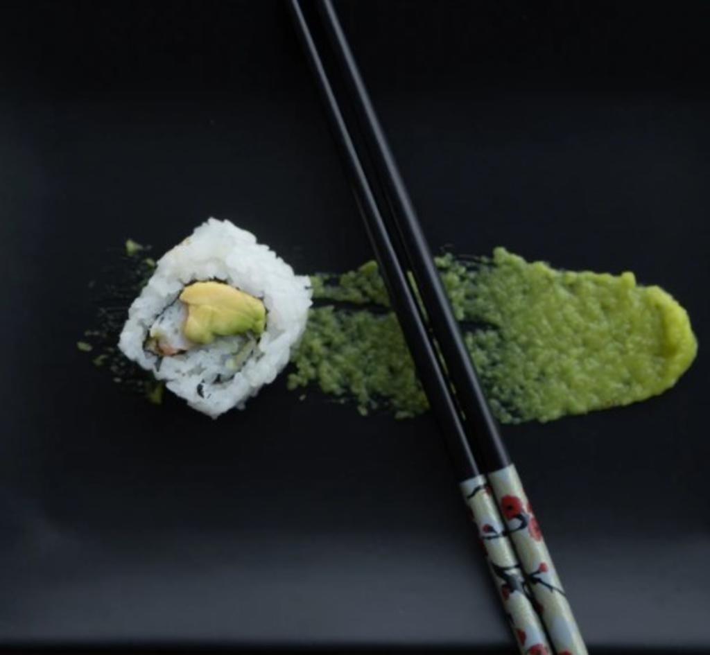 El wasabi es una pasta verde de sabor fuerte y muy picante que suele acompañar alimentos como el sushi. Proviene de una planta japonesa del mismo nombre, que también es conocida como rábano picante japonés. (Especial) 