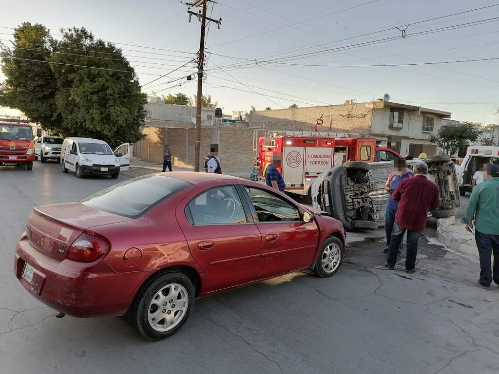 La tarde de este miércoles se registró un choque volcadura en la zona centro de la ciudad de Torreón que dejó como saldo, dos personas lesionadas. (EL SIGLO DE TORREÓN)