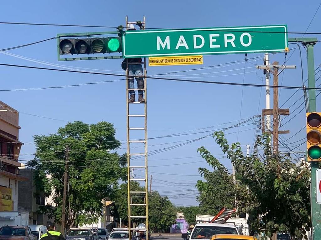 La Dirección de Obras Públicas y Desarrollo Urbano de Gómez Palacio, a través del Departamento de Ingeniería de Tránsito y Vialidad, reporta un avance del 85 por ciento en el cambio de luz incandescente a luz Led en semáforos. (DIANA GONZÁLEZ)