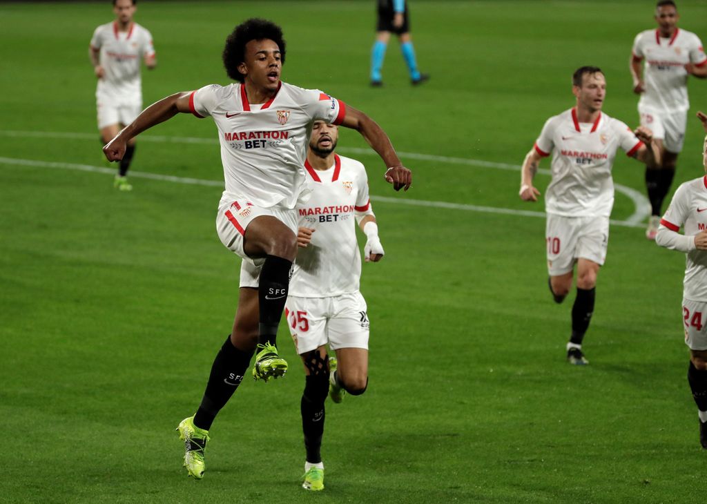 Jules Koundé celebra luego de marcar el primer tanto en la victoria de Sevilla 2-0 sobre Barcelona. (EFE)