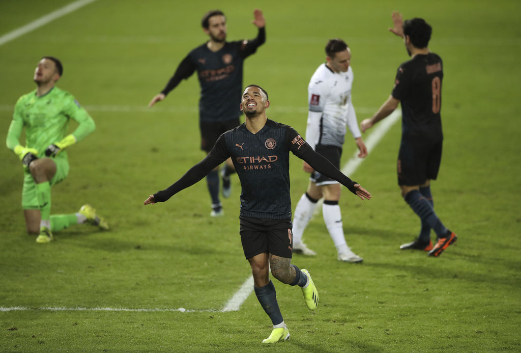 Celebra Gabriel Jesús tras marcar el tercer tanto del City, en la victoria de su equipo 3-1 sobre Swansea, en la Copa FA. (AP)