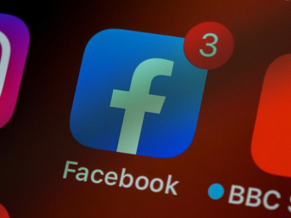 La red social Facebook presentó este jueves su informe trimestral de cumplimiento de los estándares de comunidad correspondiente a finales de 2020, un período particularmente tenso en EUA y en el que destacaron el notable aumento de la supresión de mensajes de odio y acoso.  (Especial) 