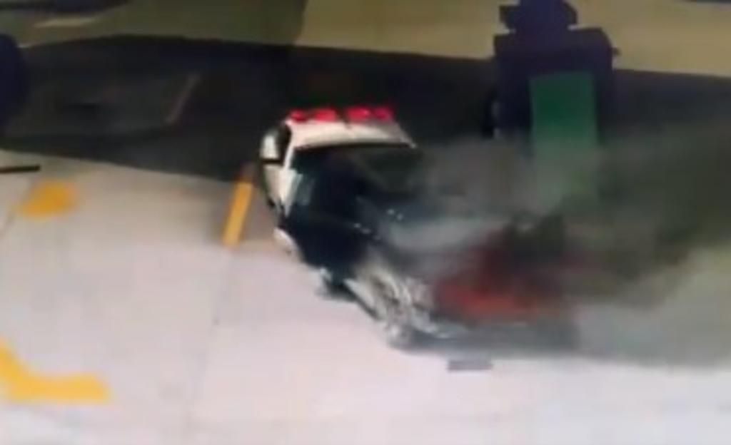 Por medio del Twitter oficial de la Guardia Nacional de México, se compartió el video de un elemento de la misma dependencia arriesgando su vida para alejar una camioneta en llamas de bombas de gasolinería. (Especial) 