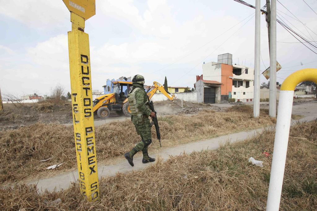 La ordeña a un ducto de gas de Petróleos Mexicanos, alertó a personal de la Guardia Nacional y a policías de la Secretaría de Seguridad del Estado de México, quienes localizaron tres camiones cisterna abandonados y cargados de combustible. (ARCHIVO)