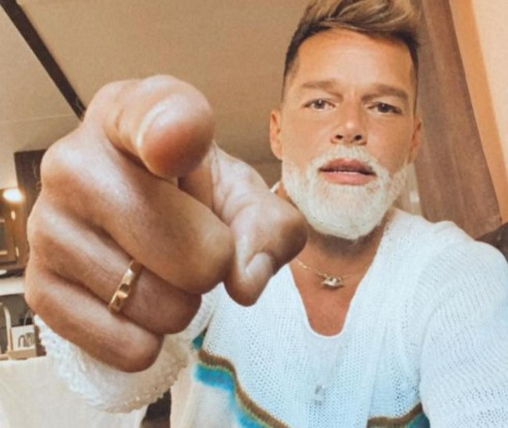 Muy al estilo Bárbara de Regil, Ricky Martin utilizó sus redes sociales para mandarle a sus fans buenas vibras este día por lo que generó diversas reacciones casi todas por el nuevo look del cantante. (Especial) 