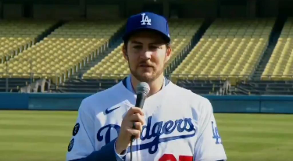 El abridor estelar Trevor Bauer fue presentado este jueves en el Dodger Stadium como la nueva figura de la rotación de Los Angeles Dodgers, actual campeón de la Serie Mundial. (ESPECIAL)