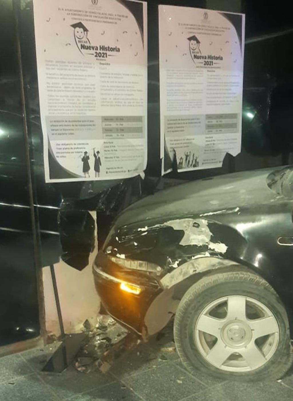 La madrugada de este viernes el conductor de un vehículo, en aparente estado de ebriedad, impactó su unidad contra la entrada principal de la Presidencia Municipal de Gómez Palacio, provocando daños materiales. (EL SIGLO DE TORREÓN)
