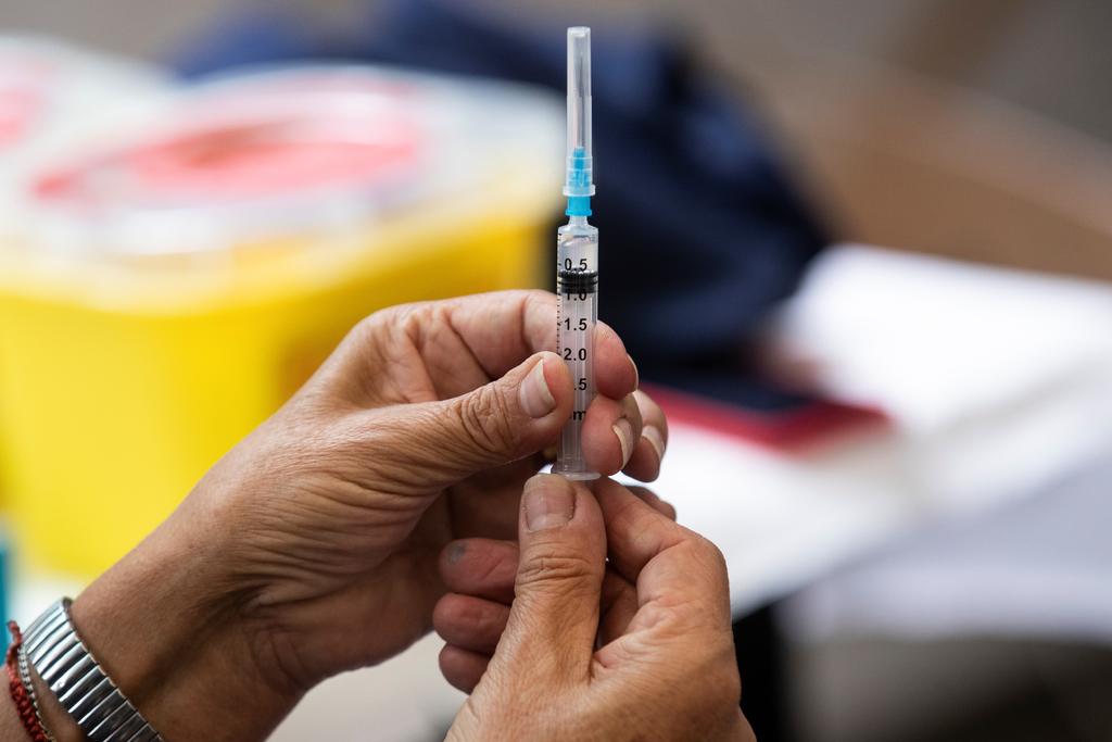 La científica jefe de la Organización Mundial de la Salud (OMS), Soumya Swaminathan, advirtió hoy en rueda de prensa de que algunas personas vacunadas contra la COVID-19 aún pueden contraer el virus, y aunque no se pongan enfermas, contagiar a otras. (ARCHIVO) 
