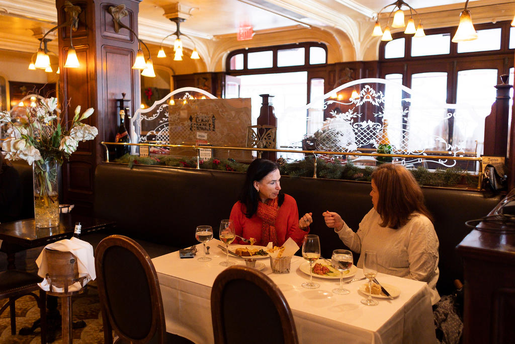 Los restaurantes neoyorquinos volvieron este viernes a recibir a clientes en espacios interiores después de que el gobernador de Nueva York, Andrew Cuomo, les permitiera operar al 25% de su capacidad tras más de dos meses limitados a zonas al aire libre. (EFE)
