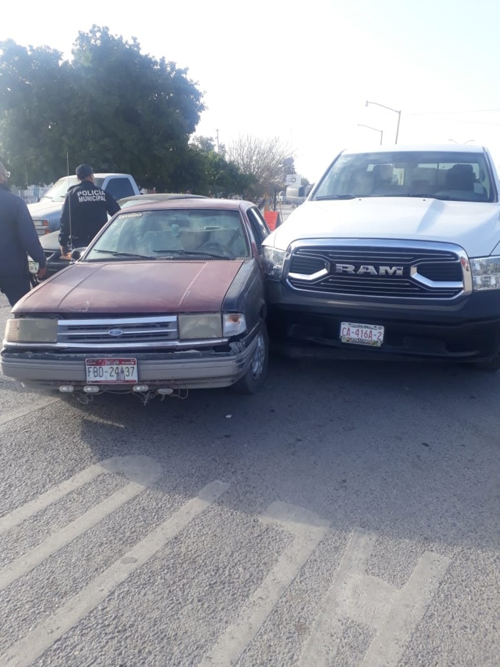 Un vehículo sedán Ford modelo 1989, conducido por Guillermo, de 70 años, invadió el carril de una camioneta Dodge RAM.