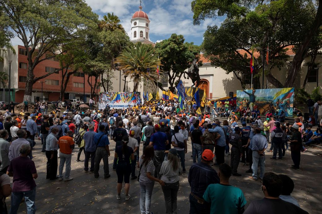 Antes, una docena de dirigentes estudiantiles exigieron en sus discursos el fin de la acuciante crisis que atraviesa Venezuela.